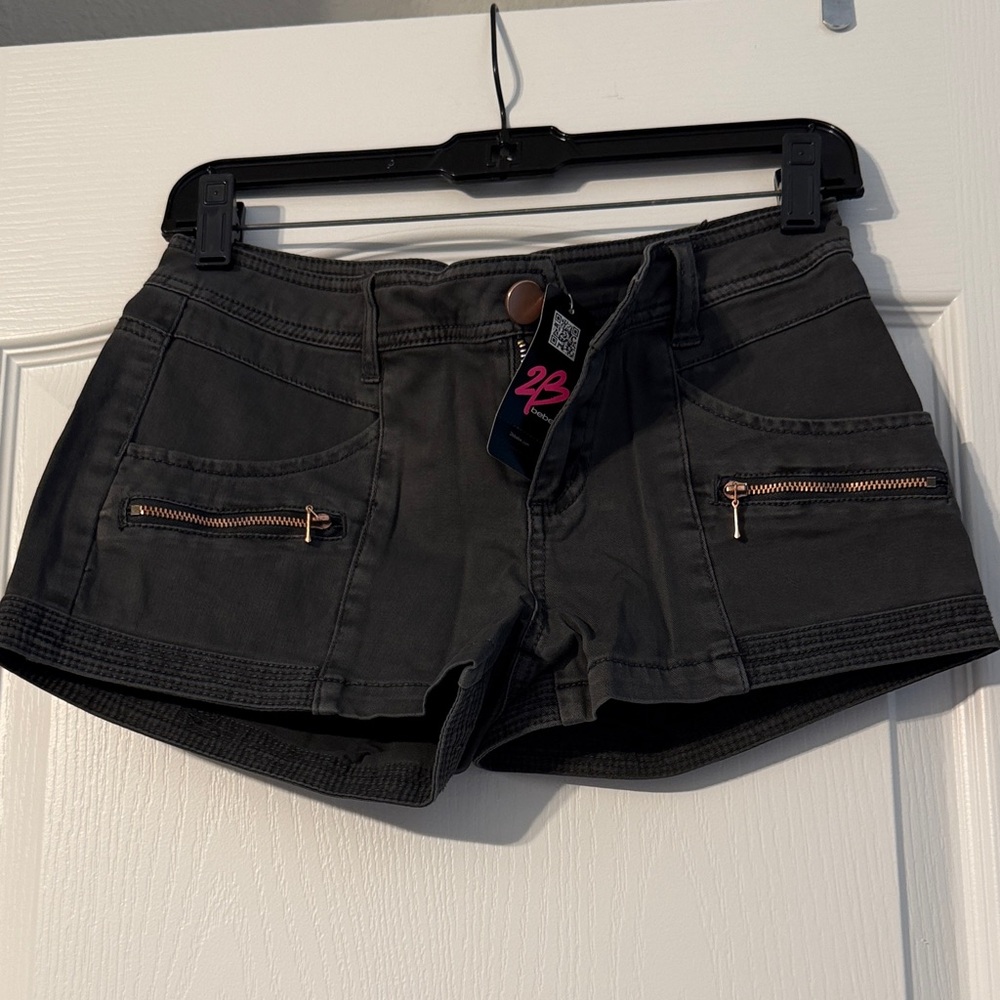 New 2B Bebe Charcoal Cargo Shorts with Zipper Details Sz 25.
